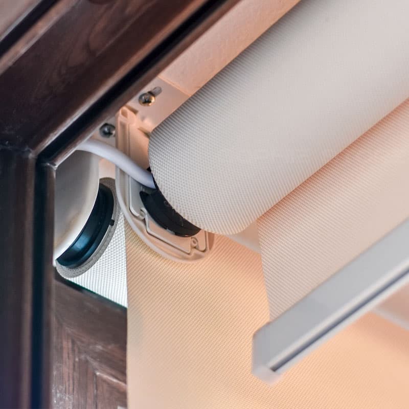 Cortinas motorizadas inteligentes controladas por smartphone en Bogotá