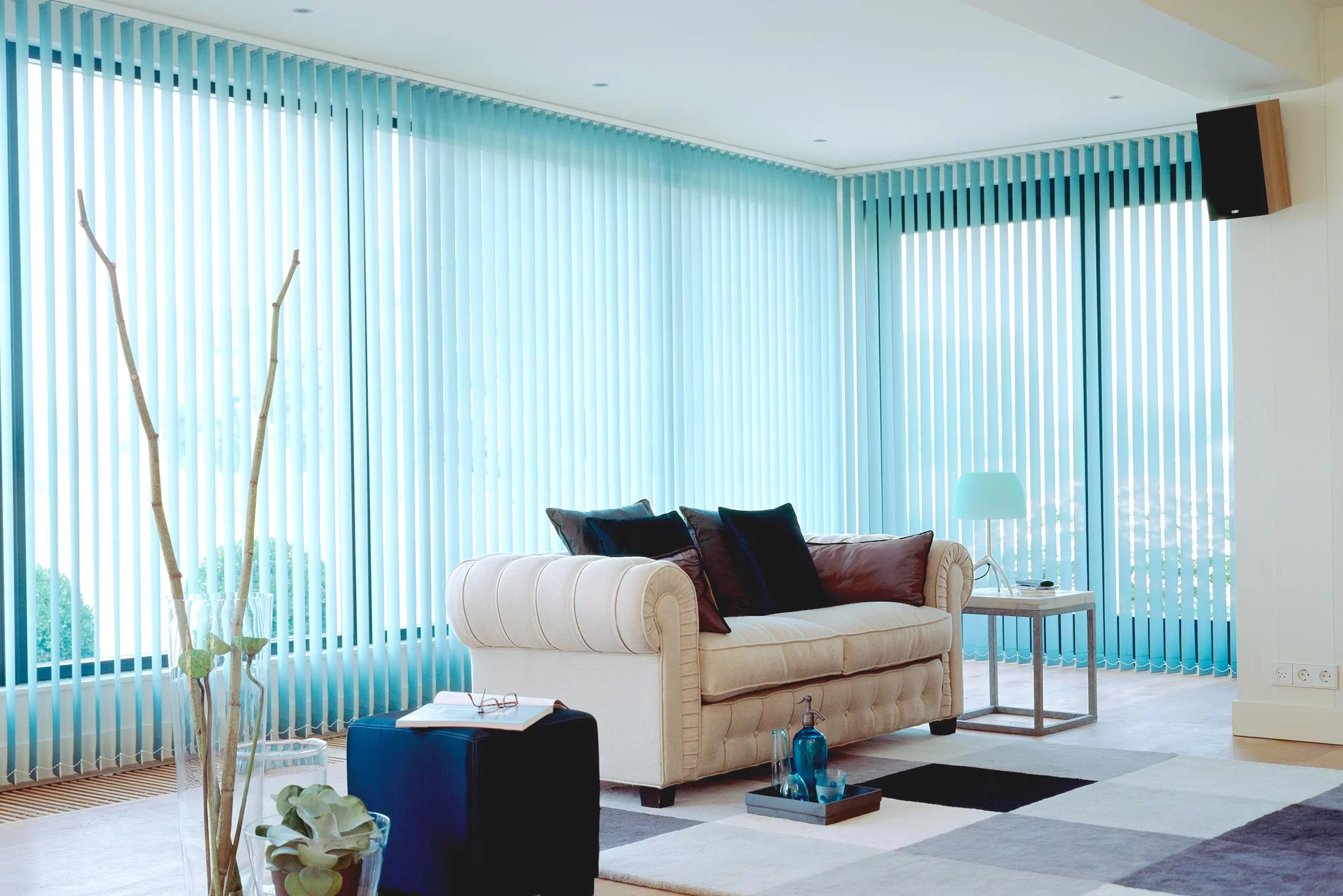 Persianas verticales de tela en ventanal grande de piso a techo en Bogotá